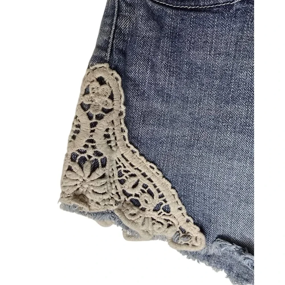 Mossimo Womens High Rise Denim Shorts Medium Wash Crochet Lace Trim Boho Size 2